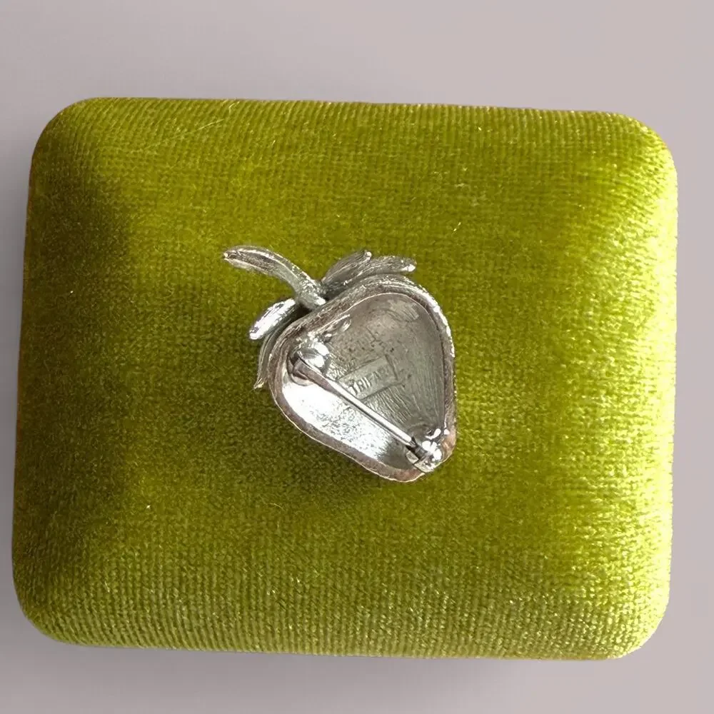 Vintage Crown Trifari Strawberry Brooch Brushed Silver Tone Signed Fruit Pin - Picture 3 of 5